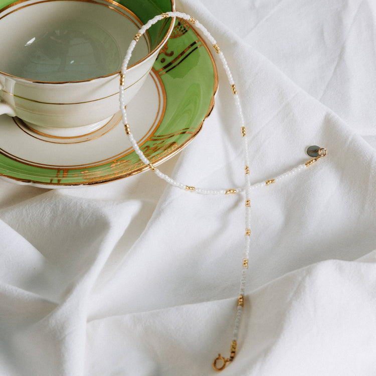 Rhimani White and Gold Simple Beaded Necklace